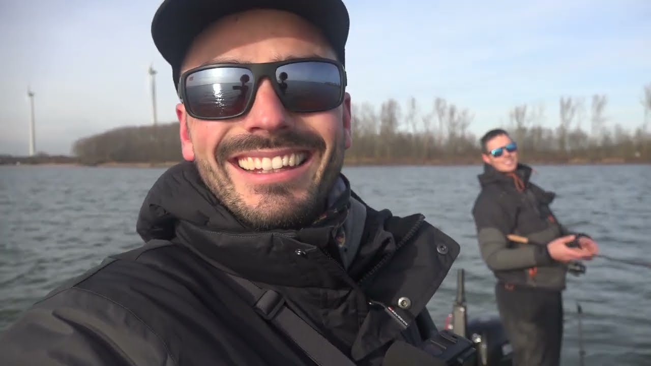 Hoe wij ondiep op GROTE Baars vissen! Twitchbait DEX Stunna