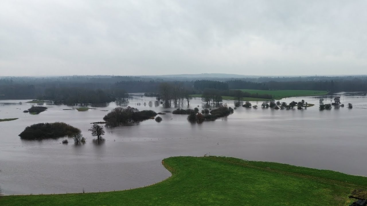 Ommen 27 december 2023 hoog waterpeil Overijsselse Vecht.