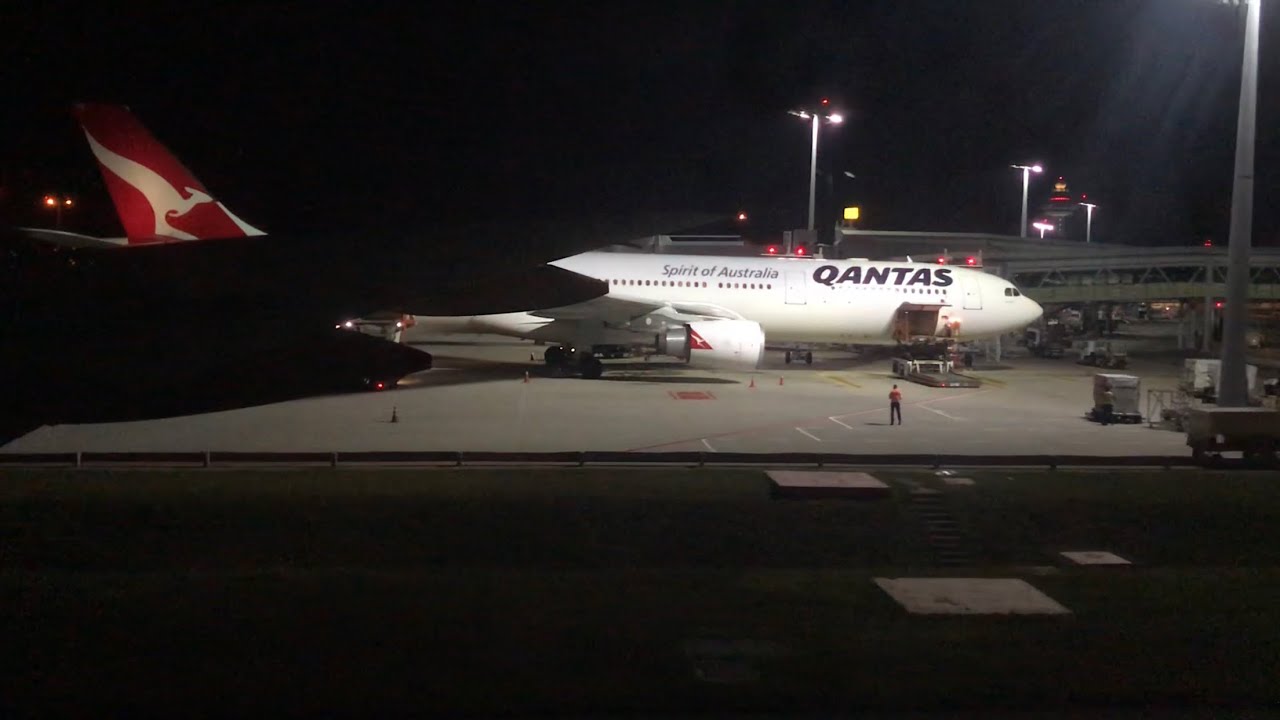 Singapore Airlines Boeing 777-300 NIGHT LANDING in Singapore Changi Airport