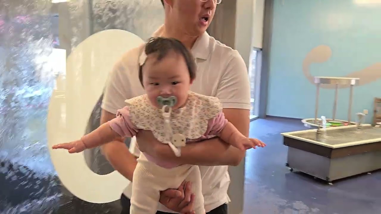 물을 만져보아요 👶🚿🚿 Thinkery, Austin 020826