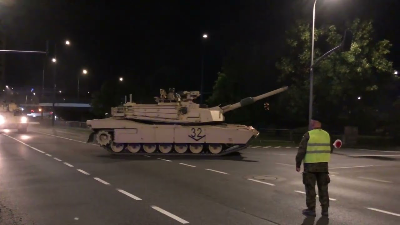 Nocne przygotowania do defilady wojskowej
