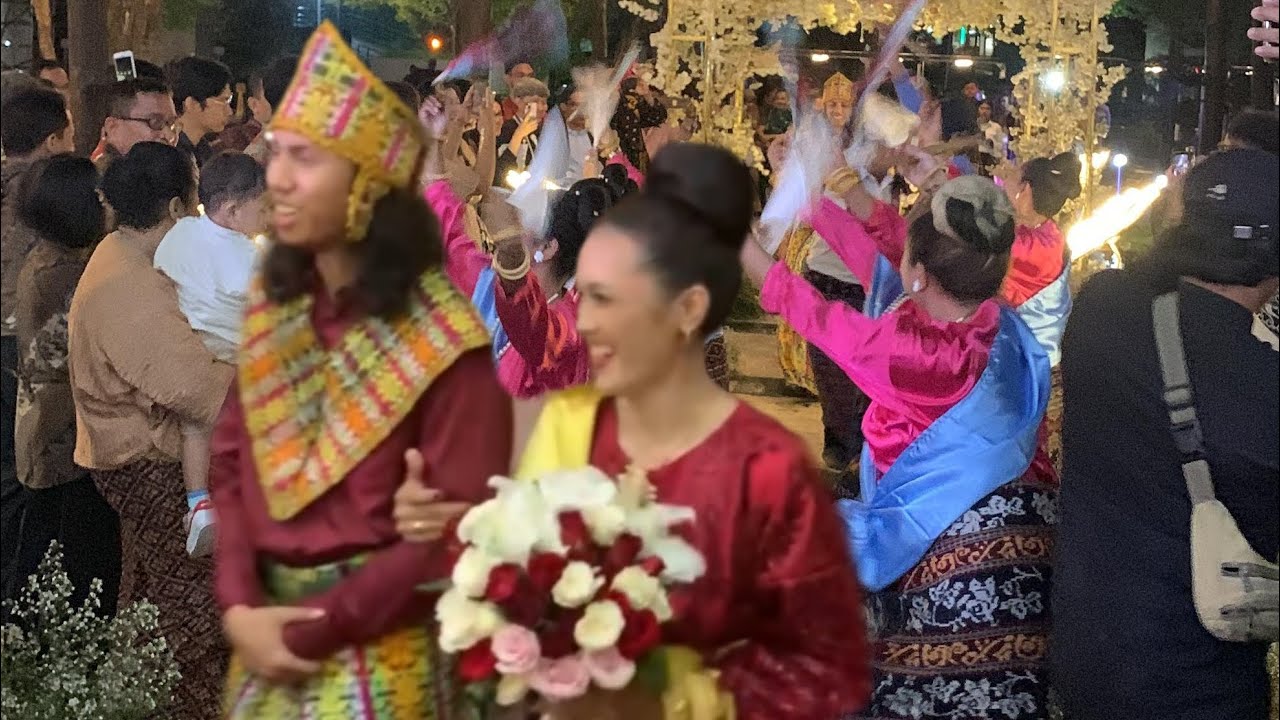 Penyambutan Mempelai Dengan Sapaan Adat Sikka Dilanjut Tarian Hegong Soka Papak