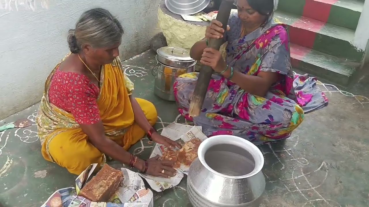 అట్లతద్ధే కి వాయనాలకోసం అరిసెలు కుటుంబంలో కూర్చోని సరదాగా వందను@గోపాల గోవిందా