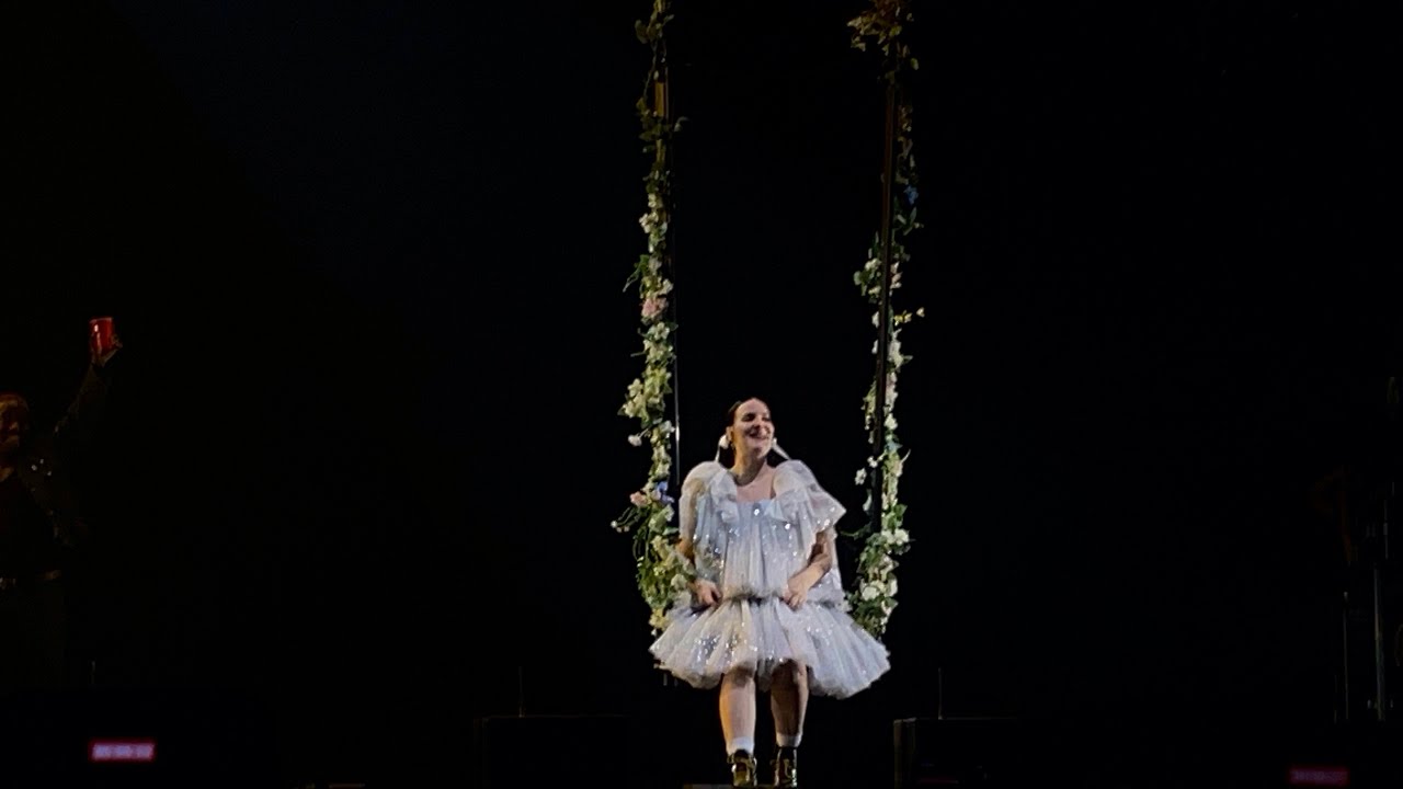 ANNE - MARIE singing 2002 #annemarie #TheUnhealthyClubTour Utilita Arena Birmingham