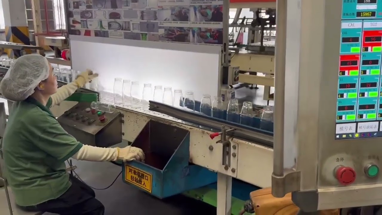Immersive viewing of the production process of 180 million honeysuckle dew glass bottles per year