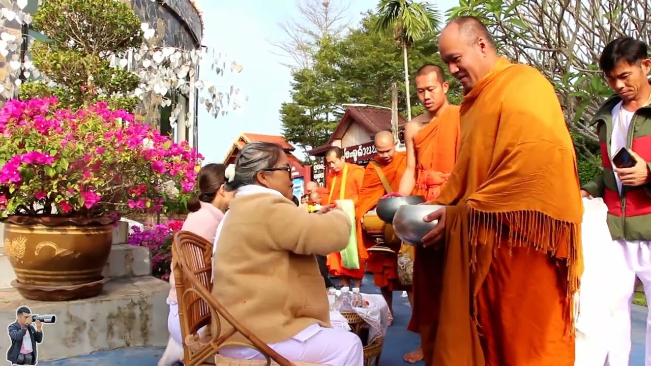 ทำบุญตักบาตรส่งท้ายปีเก่าต้อนรับปีใหม่ หมู่บ้านศิล 5