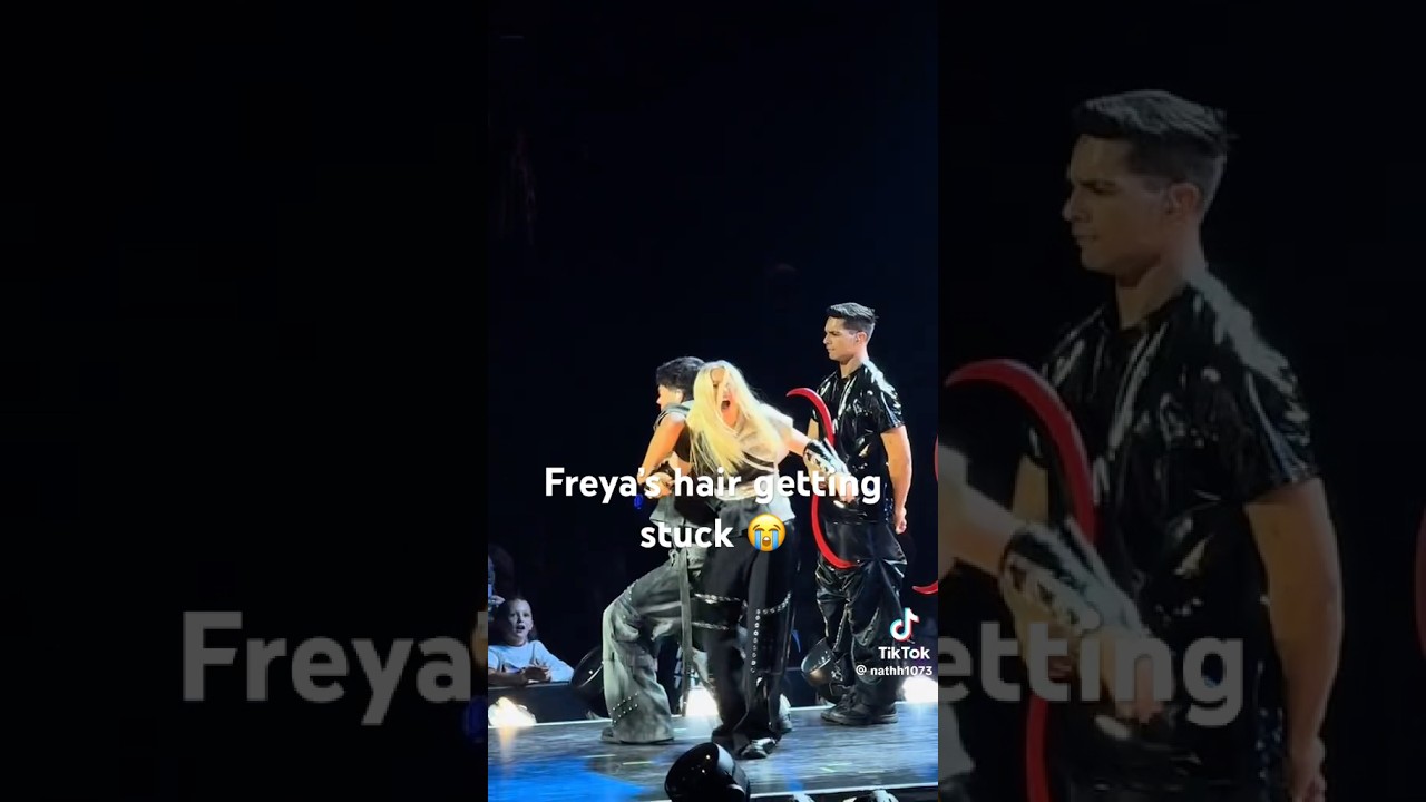 Freya&rsquo;s hair getting stuck 😭 #freyaskye #zombies4 #worldscollidetour #malachibarton