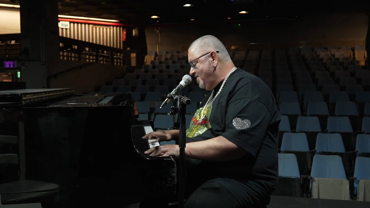 המציאות של ארקדי דוכין: מתעד את המלחמה בקעקועים על הפנים ובשירים