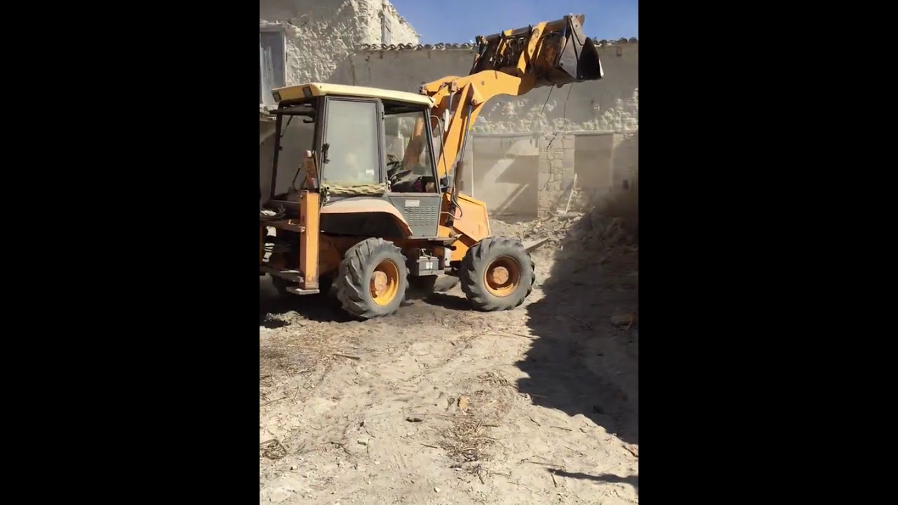 clearing the rubble from the new gallery in Lurucina