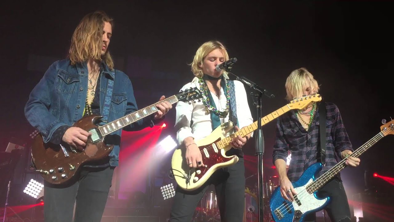 Heartbreak Hotel (live cover)-R5 sometime last night tour in Memphis!