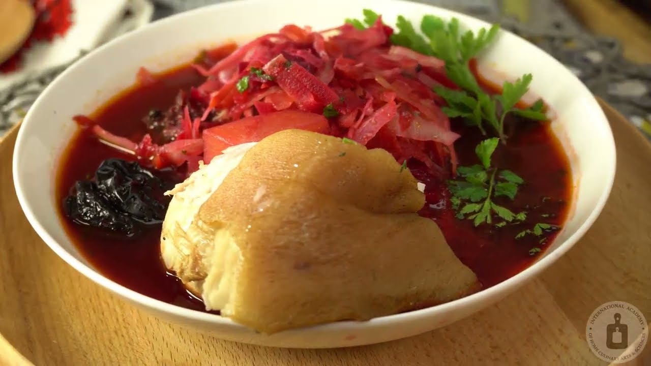 Насичений, з солодкувато-димною ноткою. БОРЩ НА СВИНЯЧІЙ РУЛЬЦІ З ЧОРНОСЛИВОМ