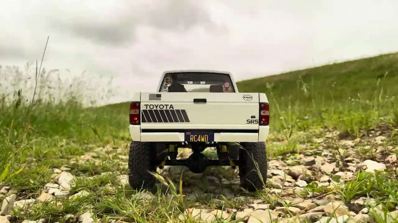 RC4WD TF2 1987 Toyota Xtracab LWB white body set - to the lake