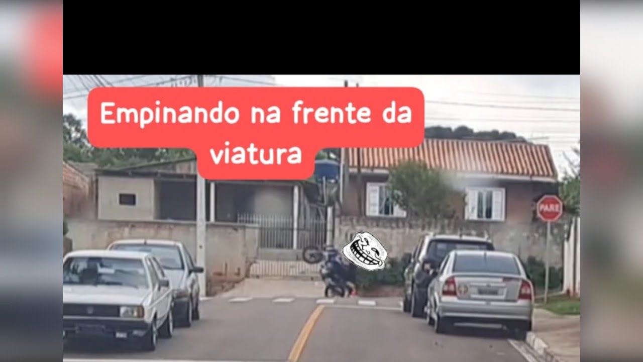 Empinou a moto e n&atilde;o viu a viatura...