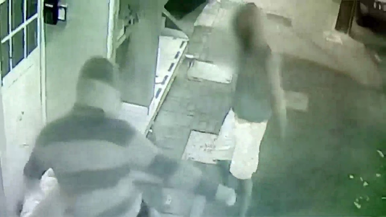 C&acirc;meras de seguran&ccedil;a flagram bandidos roubando e agredindo v&iacute;tima no centro de Curitiba