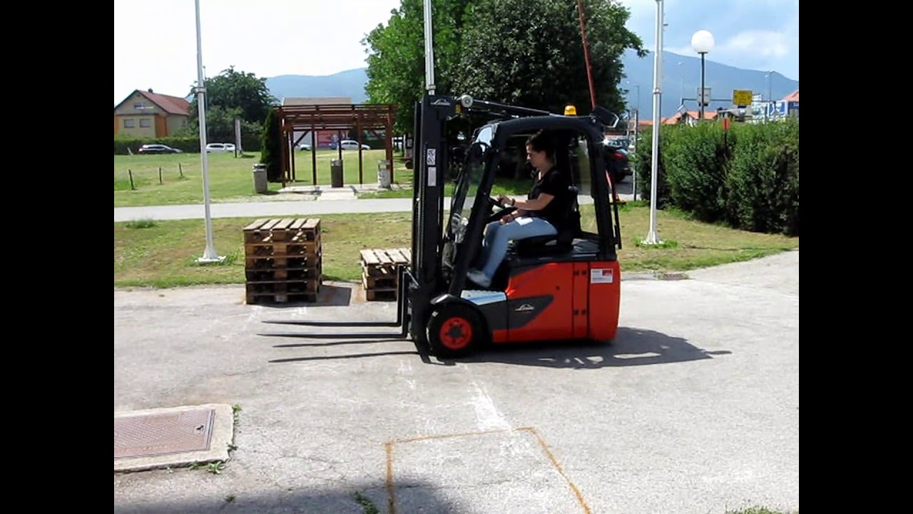 Utrinki tečaja vožnje viličarja za polnoletne dijake in študente Prometne šole Maribor