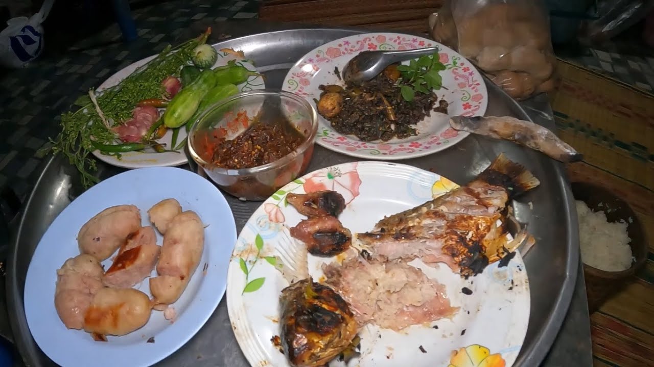 ไส้กรอกอีสาน แจ่วบอง ก้อยแมงระงำ ปิ้งปลาส้ม