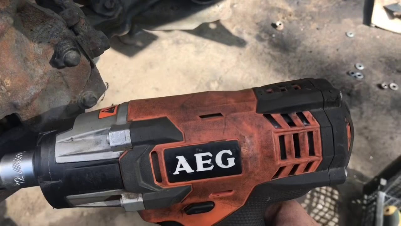 Аккомуляторный гайковёрт AEG. Гайки колеса Газ Соболь