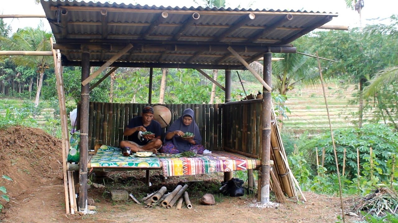 Sambal matah singkong bakar di gubuk sawah setelah membersihkan jagungan