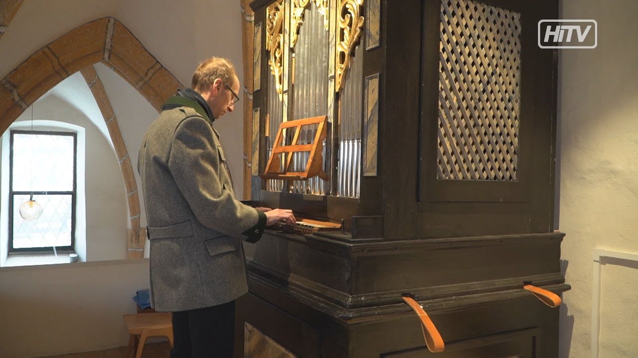 Eine Orgel ertönt im frischen Klang
