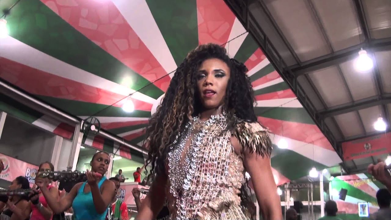 Evelyn Bastos é a Rainha de bateria da Mangueira
