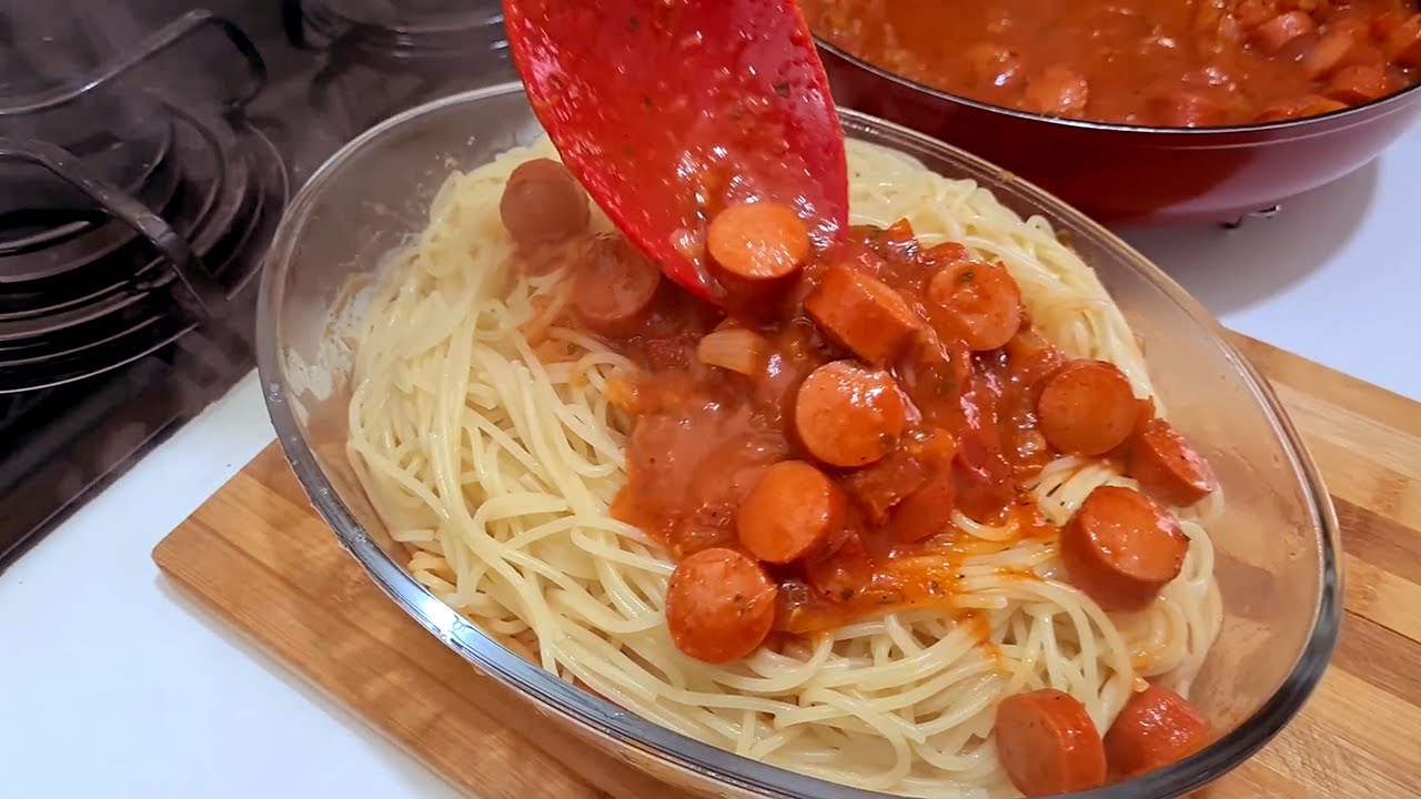 Macarrão com molho de cachorro quente
