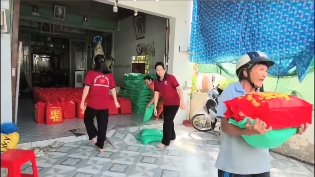 7/2 nhóm chia sẻ 120 xuất quà Tết cho bà con nghèo & ng già neo đơn ở Đồng Tháp 