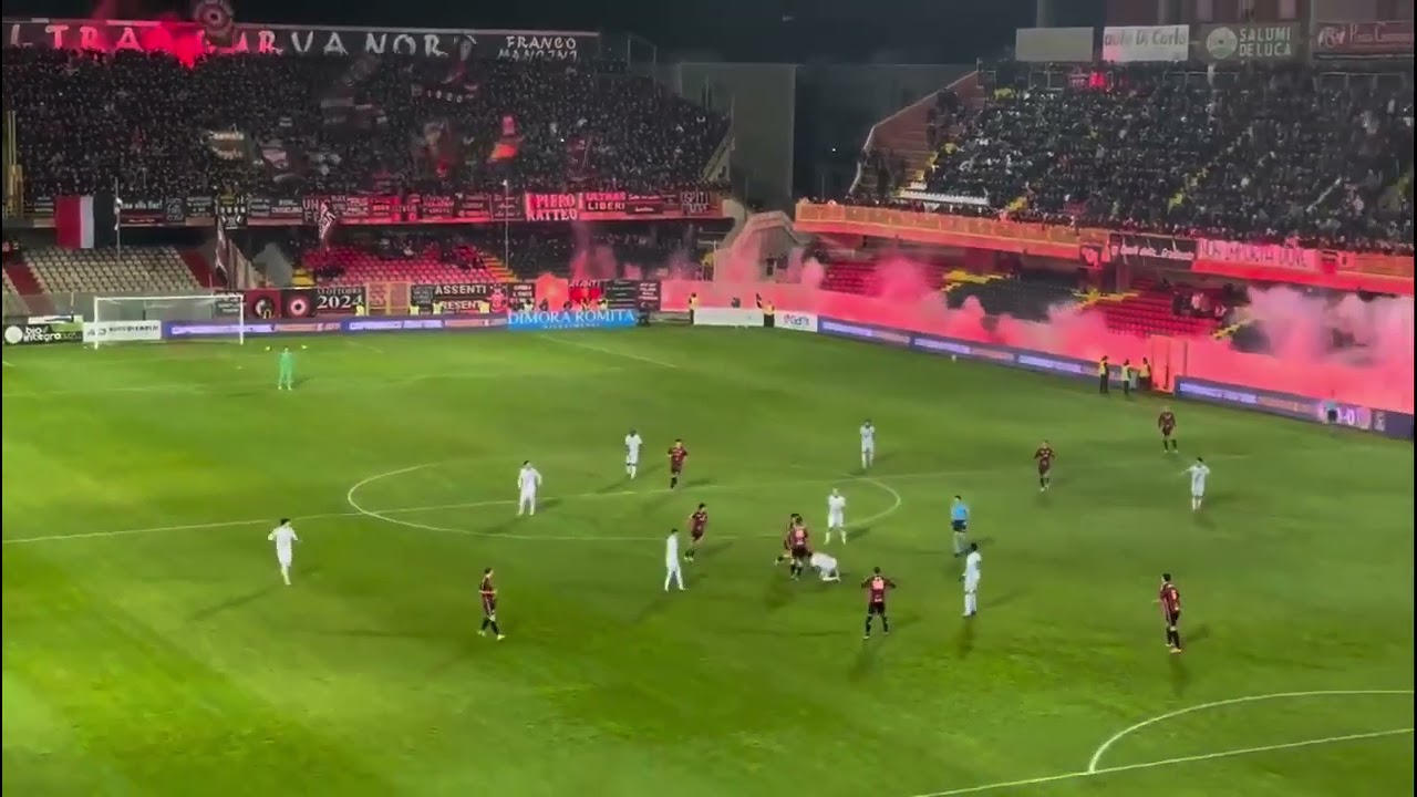 Curva Nord Foggia in azione durante la partita contro il Giugliano 