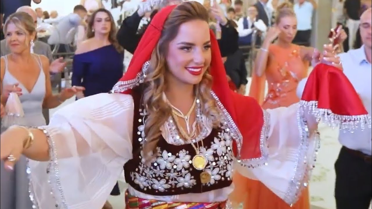 Hyrja tret Suzanes me veshjen e Anes Malit - Dasma Vajz Suzanes me Arianitin - Famile Musaj 