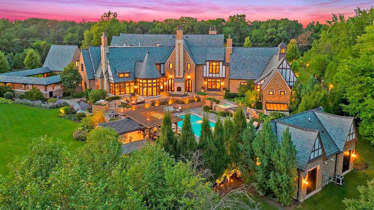 Luxury mansion worth $10,500,000 in Illinois. Overview of the mansion.
