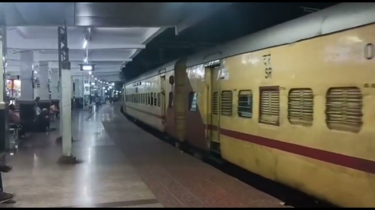 12604-Hyderabad - MGR Chennai Central super fast express 🚃 Arrival Guntur junction |Indian Railways|