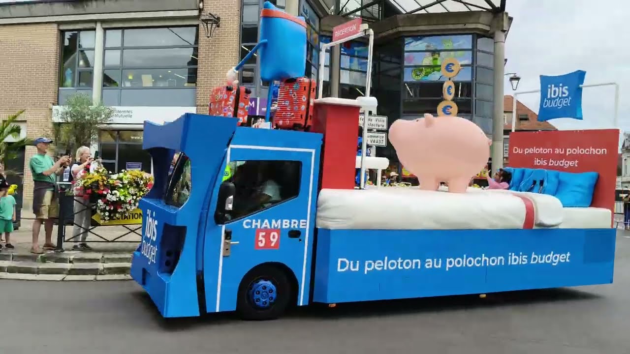 PASSAGE DE LA CARAVANE DU TDF 2025 À BÉTHUNE EN 4K