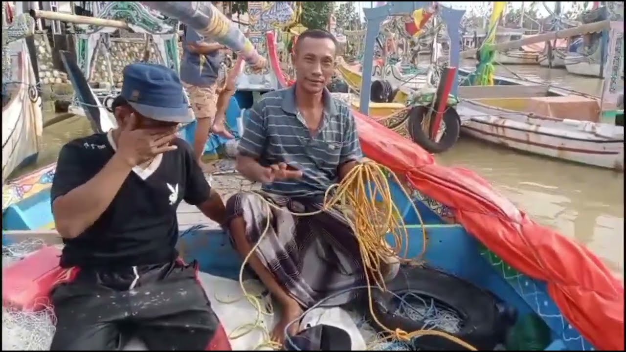 Cuaca Buruk Nelayan di Pamekasan Tak Melaut Menambatkan Perahunya
