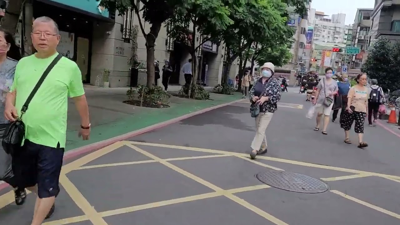 台灣台北虎林街黄昏市場~東加炸雞，家鄉包子，白狐院華夫餅
