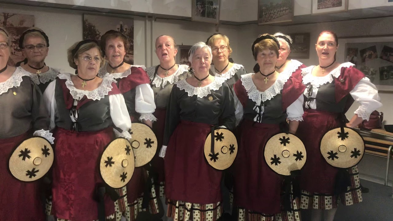 La Ciamada Nissarda interprète le chant 