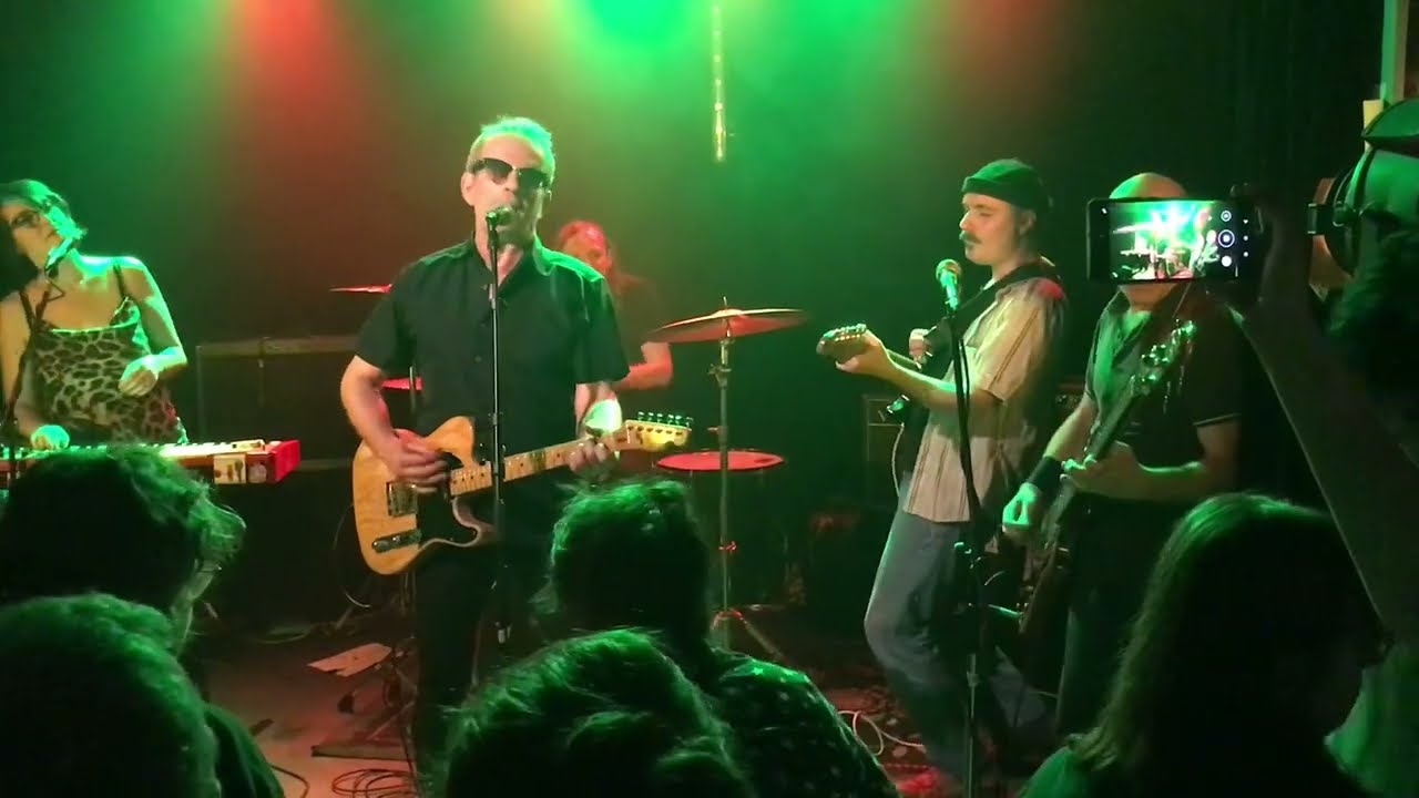Les Soucoupes Violentes & Nick Wheeldon: Walk the line