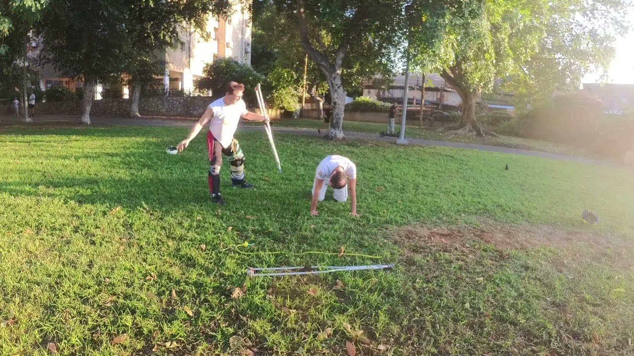 בעיטה סיבובית למקקו בעזרה. Golpe rodado para macaco com ajuda.