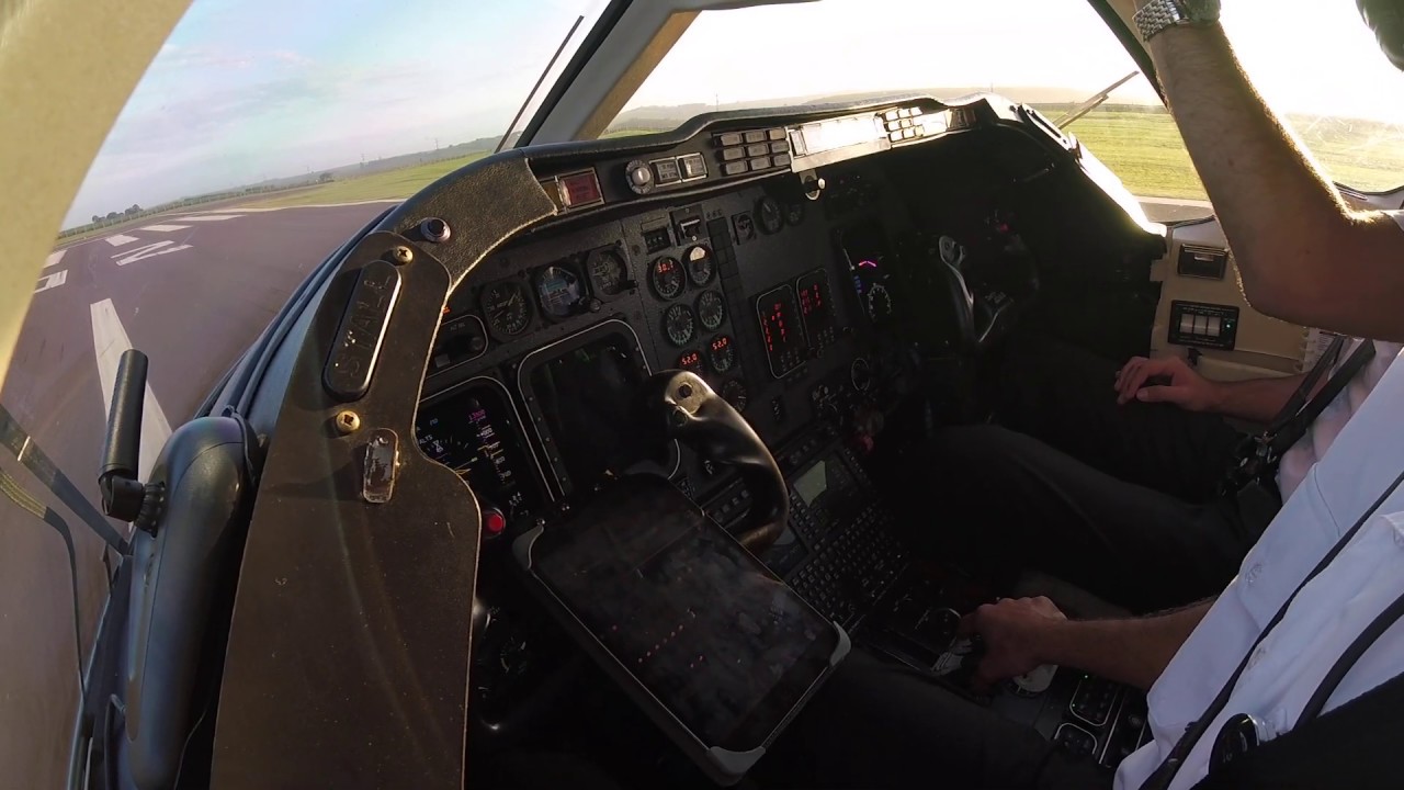 Takeoff - Hawker 400 - Cockpit View  VOAR É VIVER