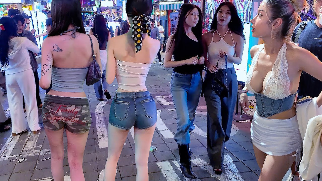 [4K Itaewon Street 🔥🔥🔥] Itaewon Club Street in Seoul gets hot on Saturday night. 😎😎😎 # KOREA # TRIP