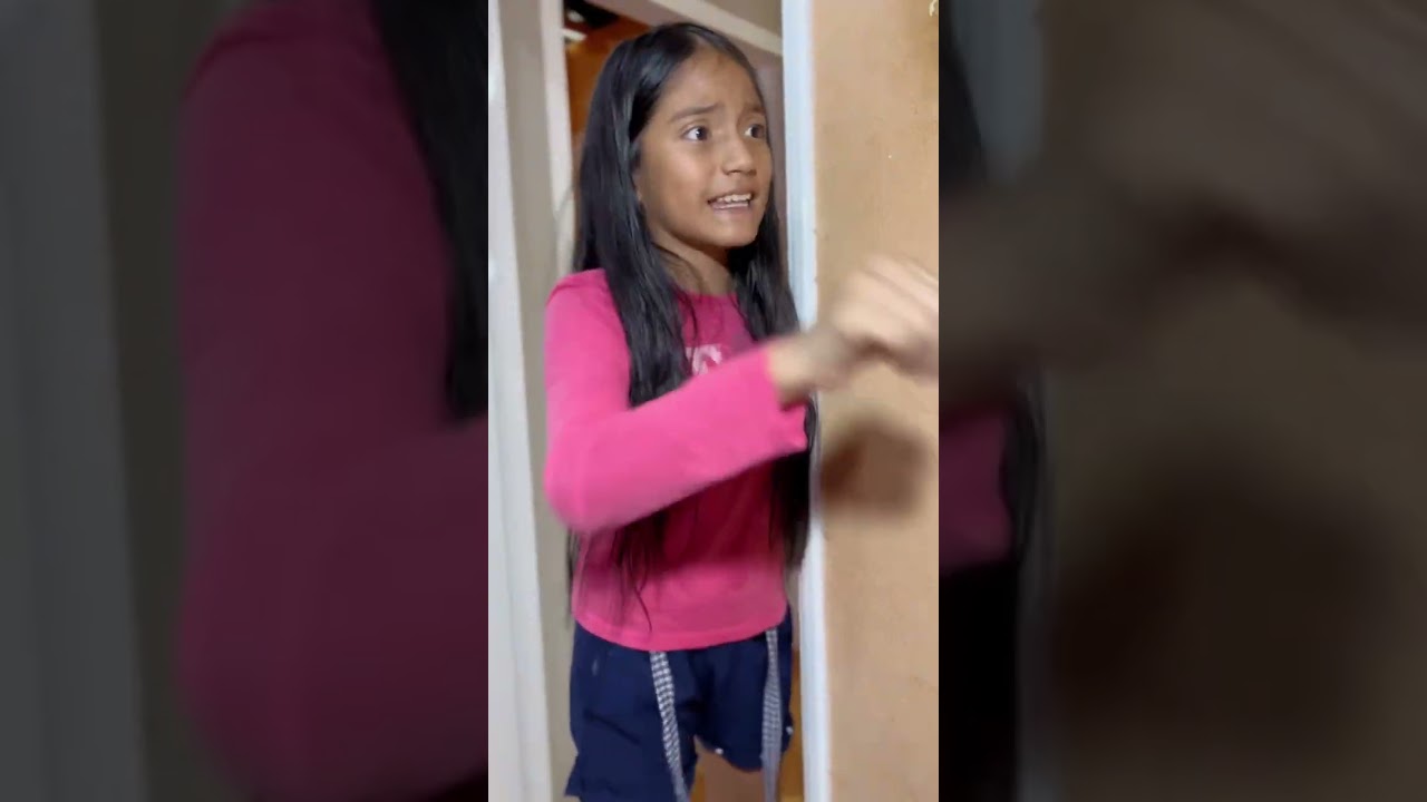 A Joel le gusta subirse a. La cama con mía