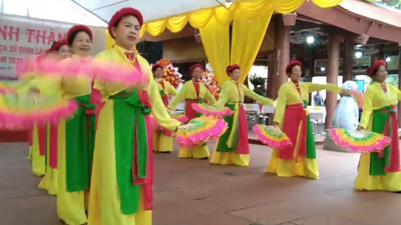 CLB Văn nghệ NCT Làng Móng múa chèo Đẹp mái đình làng.