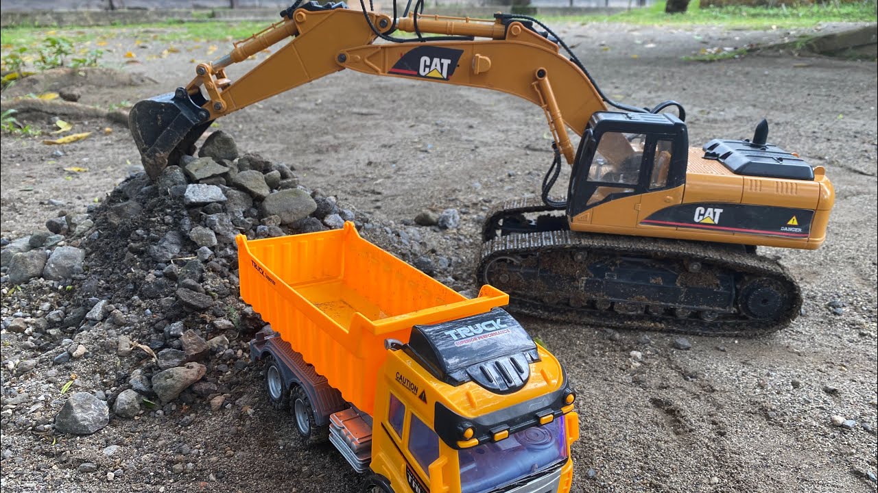 RC Excavator CAT loader Batu dan tanah ke Dump truck