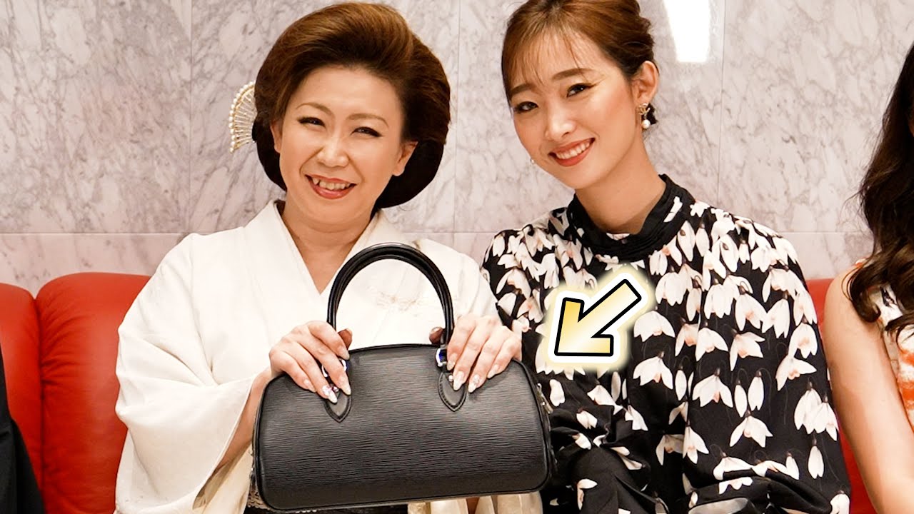 美里マネージャーがカバンの中身を大公開！他のホステスも興味津々の中身とは・・・
