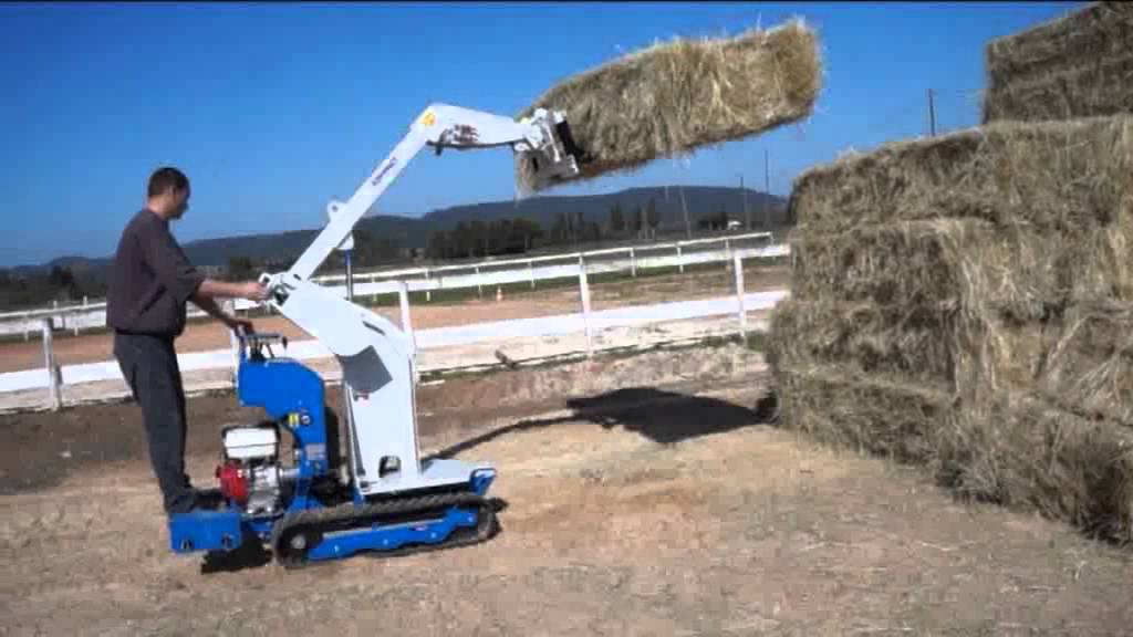 D&eacute;monstration bras &eacute;l&eacute;vateur &agrave; pointes sur mini dumper KOMPACT par France Tractor