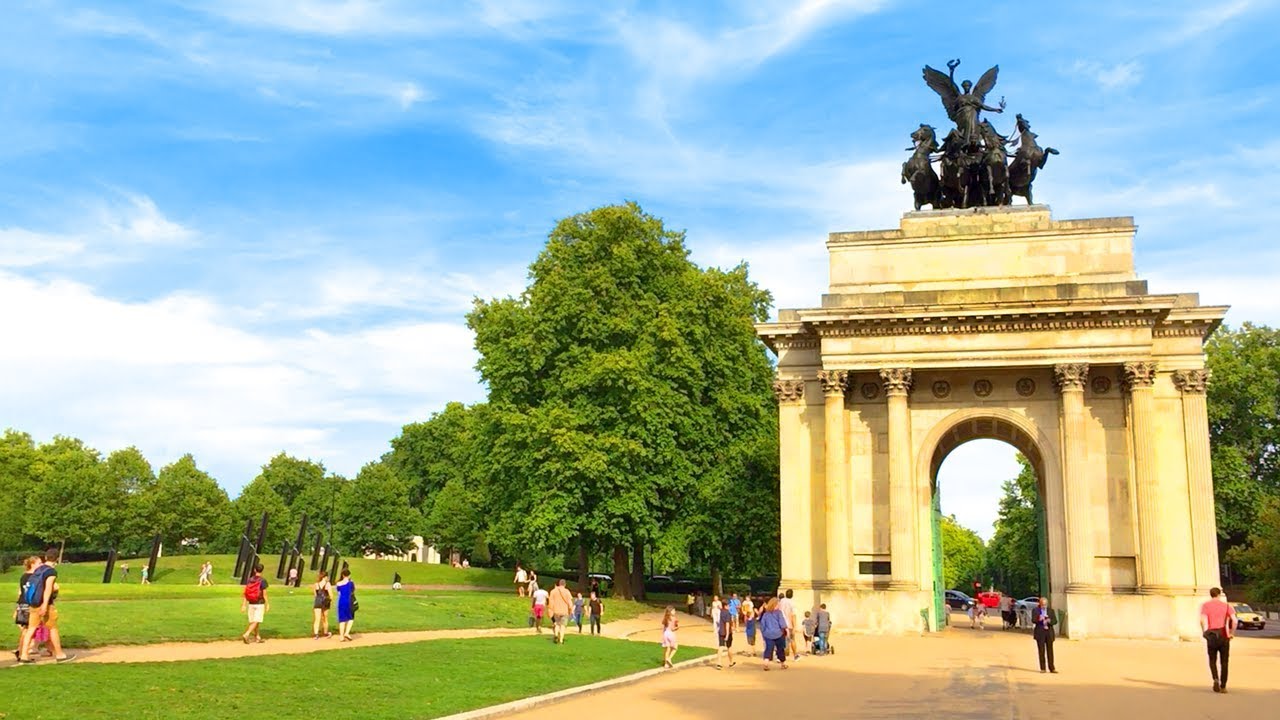 LONDON WALK | Wellington Arch at Hyde Park Corner | England