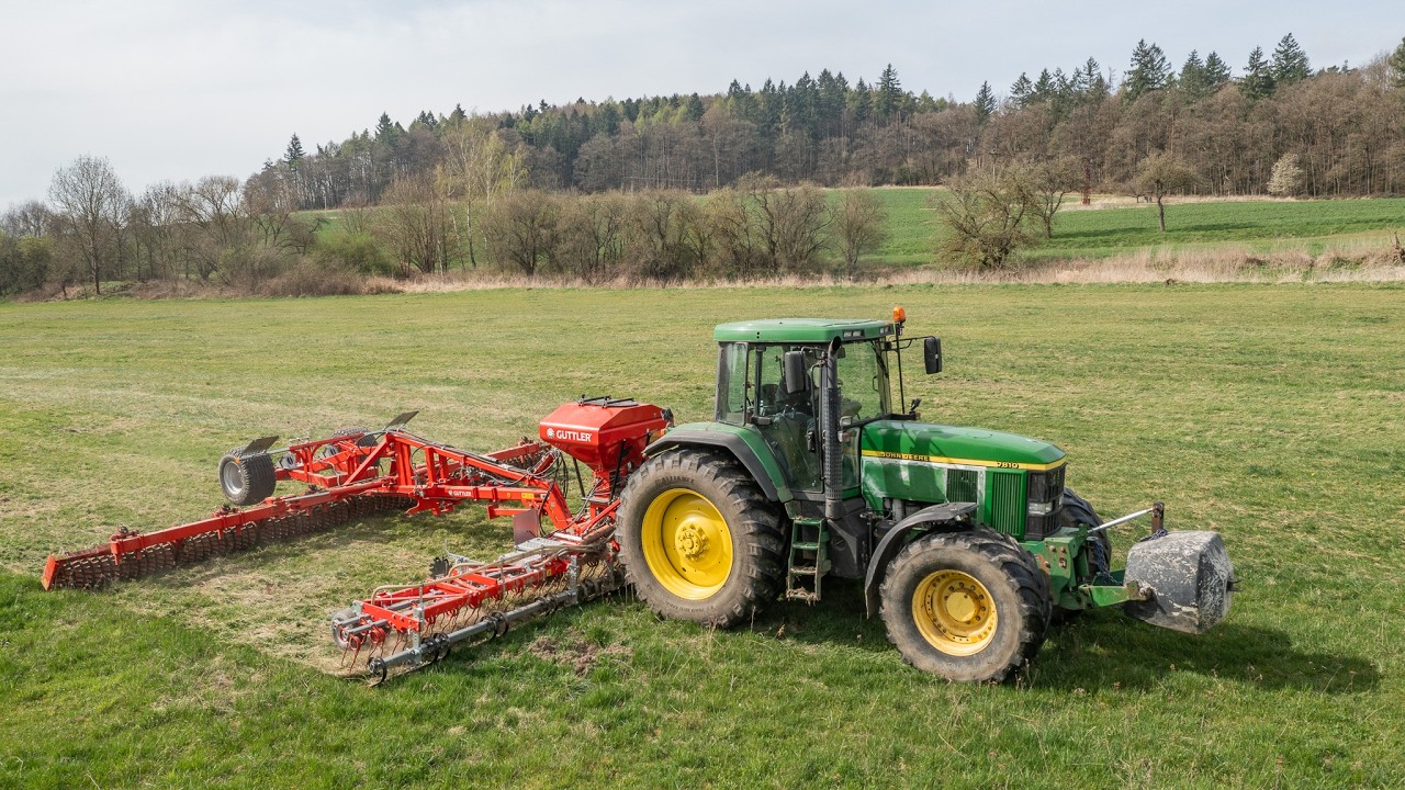 GÜTTLER GreenMaster & Master 8m + John Deere 7810 při jarní údržbě TTP