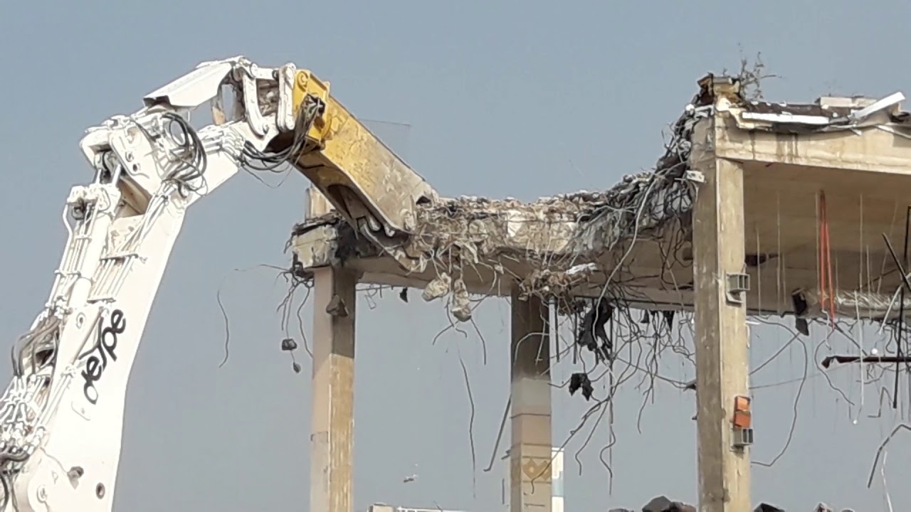 Milano (CINISELLO BALSAMO ) demolizione EX AUCHAN con il mega escavatore LIEBHERR 984 di DESPE s.p.a
