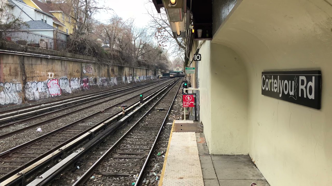 R68 (B) thunderd past Cortelyou Road