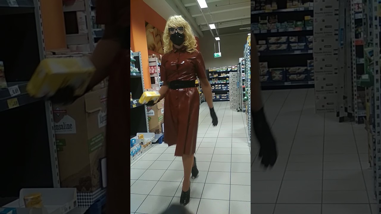 Tussi stöckelt mit Pleaser Scream extrem Heels mit Metallabsatz im Lackkleid und Latex Corona Maske