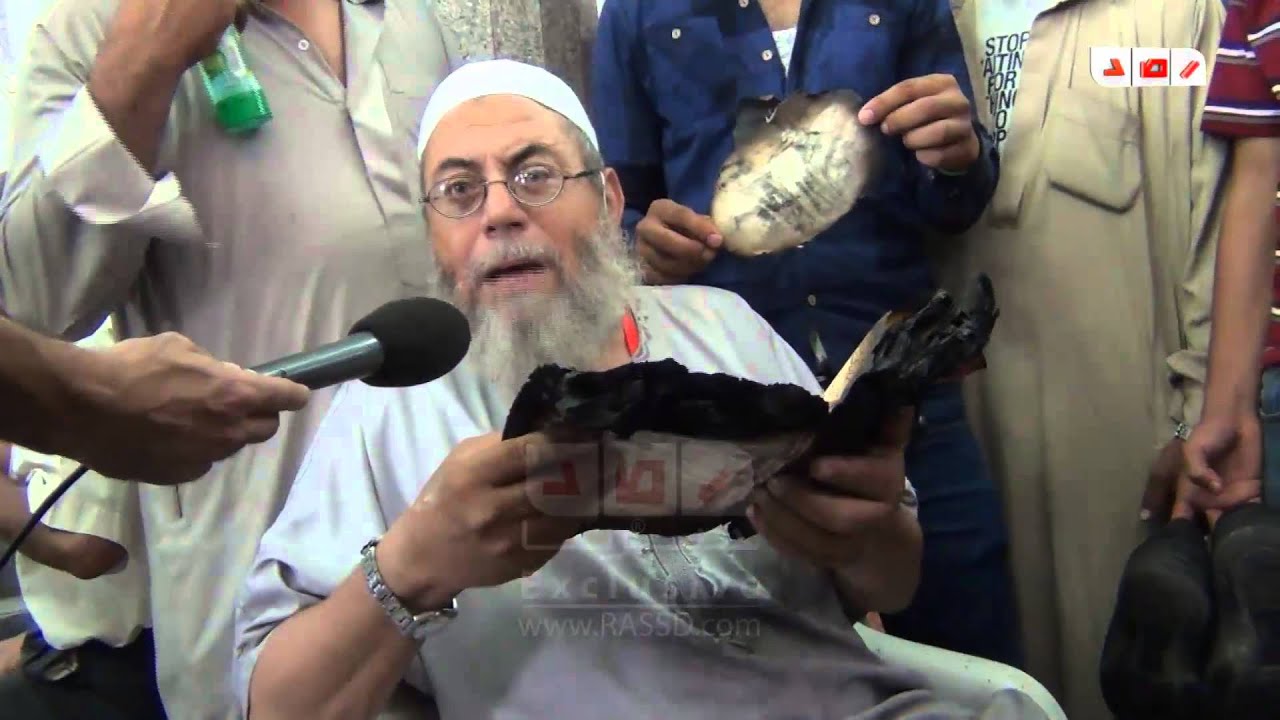 رصد | شيخ يقرأ القرآن من احد مصاحف رابعة العدوية المحترقة