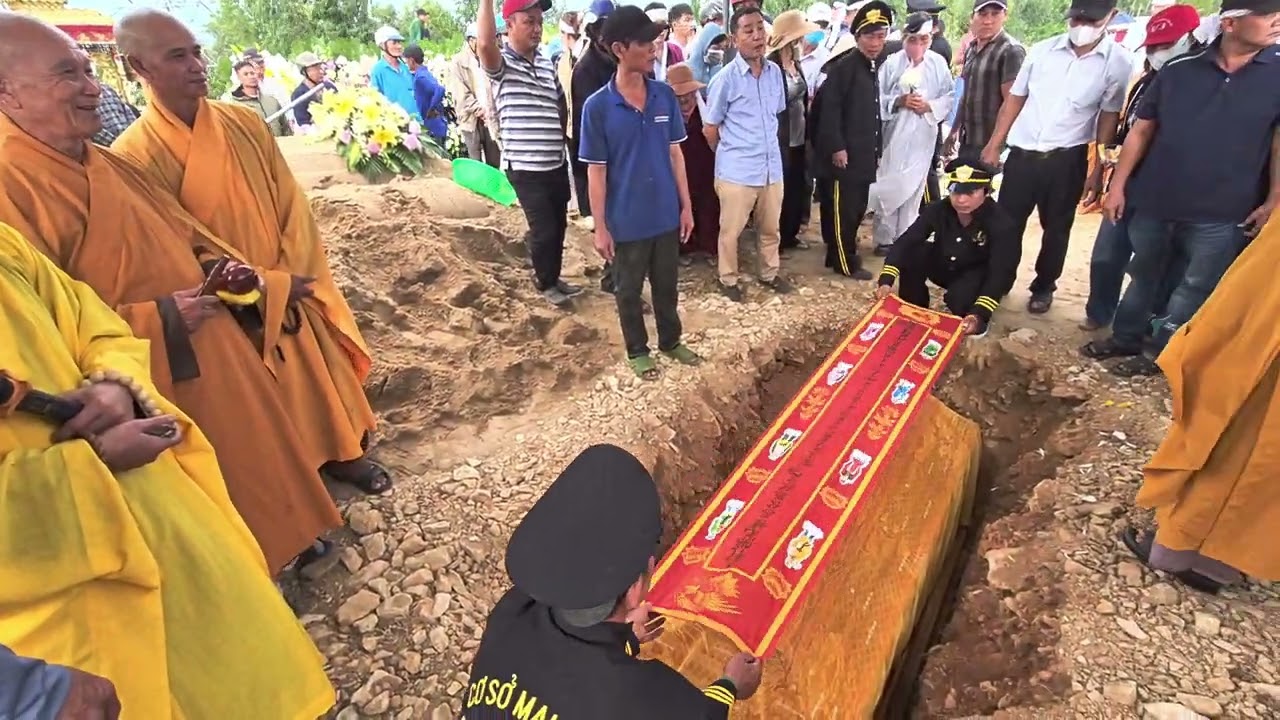 Lễ hạ huyệt cụ Lê Văn Chín